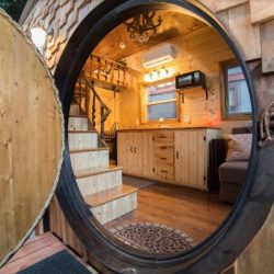 Porte ronde entrée - Hobbit-Tiny-House - Colorado, USA © Weecasa