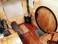 Nuit porte ronde entrée et mini salon - Hobbit-Tiny-House - Colorado, USA © Weecasa