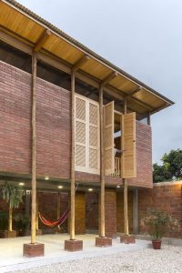 Rez de chaussée et façade en brique - Stilts-House par Natura-Futura-Arquitectura - Equateur, Villamil © Maderas Pedro