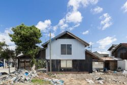 Rénovation façade avec ouverture vitrée - Deguchishoten par kurosawa kawara-ten - Ohara Isumi Chiba, Japon © Ryosuke Sato