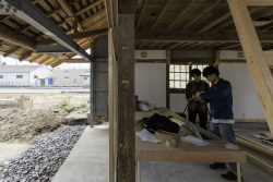 Rénovation mur intérieur - Deguchishoten par kurosawa kawara-ten - Ohara Isumi Chiba, Japon © Ryosuke Sato