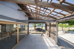 Rénovation toiture terrasse - Deguchishoten par kurosawa kawara-ten - Ohara Isumi Chiba, Japon © Ryosuke Sato