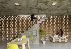 Salle séjour et escalier béton - Stilts-House par Natura-Futura-Arquitectura - Equateur, Villamil © Maderas Pedro