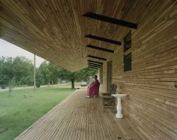 Terrasse et façade mur lambris bois - Homes-Rural-America par Rural-Studio - Alabama, USA © Timothy Hursley