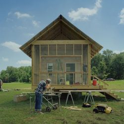 Une autre maison en finition par les étudiants - Homes-Rural-America par Rural-Studio - Alabama, USA © Timothy Hursley