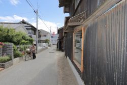 Vieilles tôles ondulées - Deguchishoten par kurosawa kawara-ten - Ohara Isumi Chiba, Japon © Ryosuke Sato