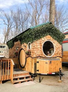 façade principale et mini terrasse - Hobbit-Tiny-House - Colorado, USA © Weecasa