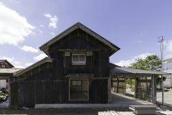 façade principale tôles ondulées - Deguchishoten par kurosawa kawara-ten - Ohara Isumi Chiba, Japon © Ryosuke Sato