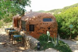 Bottle house utilisé comme bureau - Ibiza, Espagne © greenheartibiza