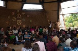 Bâtiment communautaire assemblée - Gahinga Batwa Village par Studio FH Architects - Gahinga, Rwanda © Will Boase Photography