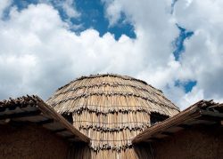 Dôme en papyrus - Gahinga Batwa Village par Studio FH Architects - Gahinga, Rwanda © Will Boase Photography