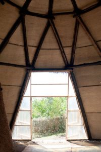 Entrée bâtiment communautaire - Gahinga Batwa Village par Studio FH Architects - Gahinga, Rwanda © Will Boase Photography