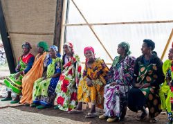 Femmes dans le bâtiment principal - Gahinga Batwa Village par Studio FH Architects - Gahinga, Rwanda © Will Boase Photography