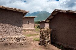 Latrine traditionnelle - Gahinga Batwa Village par Studio FH Architects - Gahinga, Rwanda © Will Boase Photography