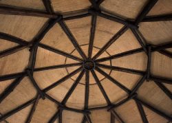 Plafond nattes d'herbes - Gahinga Batwa Village par Studio FH Architects - Gahinga, Rwanda © Will Boase Photography