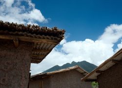 Toitures en tôles et couche papyrus - Gahinga Batwa Village par Studio FH Architects - Gahinga, Rwanda © Will Boase Photography