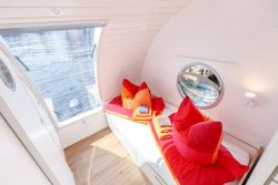 Couchette et grande baie vitrée - Houseboat par Nautilus - Berlin, Allemagne © Nautilus