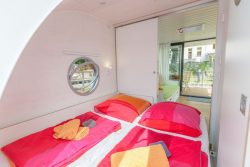 Double couchettes et vue salon - Houseboat par Nautilus - Berlin, Allemagne © Nautilus