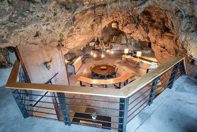 Une maison incroyable cachée dans une grotte de l'Arkansas USA Build