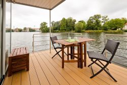 Façade terrasse - Houseboat par Nautilus - Berlin, Allemagne © Nautilus