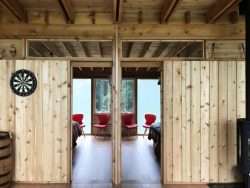 Grande porte en bois coulissante - Glass-Cabin par atelierRISTING - Fairbank, USA © Steven