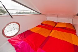 Hublot zone couchette - Houseboat par Nautilus - Berlin, Allemagne © Nautilus