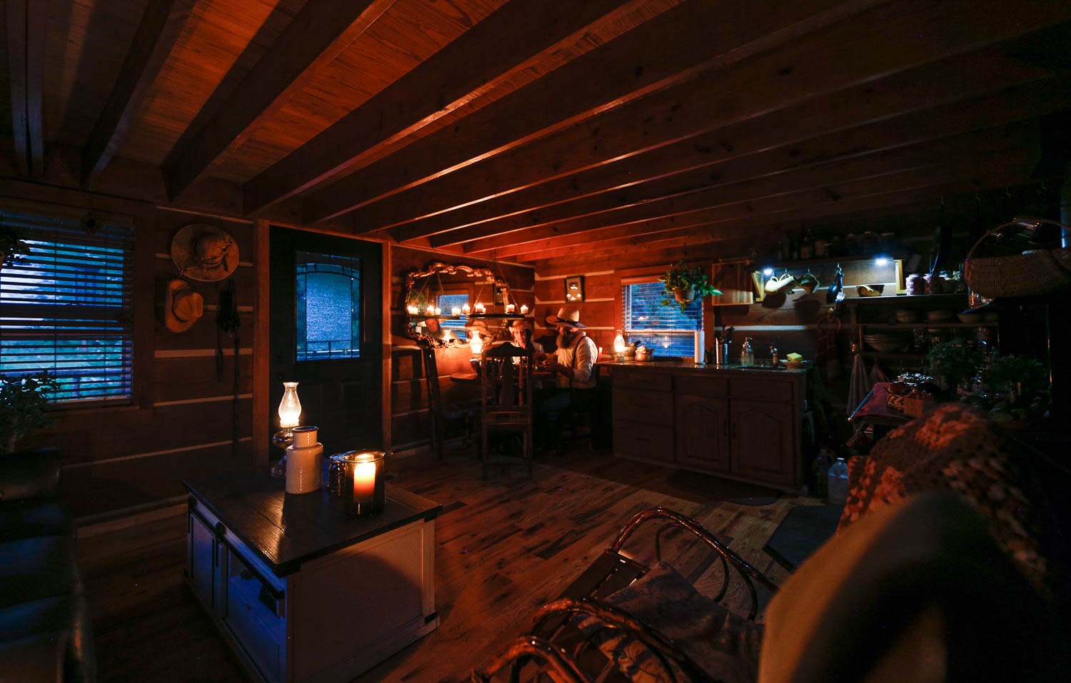 Pièce de vie nuit - Cabin-off-Grid par Doug-Stacy - Missouri, USA © livingbiginatinyhouse