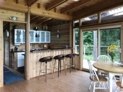 Salle séjour et îlot de cuisine - Glass-Cabin par atelierRISTING - Fairbank, USA © Steven