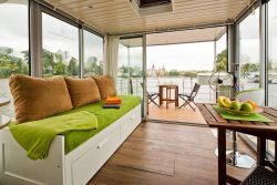 Salon et vue barre de gouvernail - Houseboat par Nautilus - Berlin, Allemagne © Nautilus