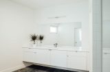 Vanité et miroir salle de bains - Treehaus par Park-City-Design-Build - Utah, USA © Kerri Fukui