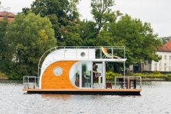 maison flottante sur l'eau - Houseboat par Nautilus - Berlin, Allemagne © Nautilus