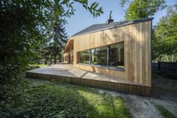 Grande outure vitrée et terrasse bois - Casa-CWA par Beczack - Owczarnia, Pologne © Jan Karol Golebiewski