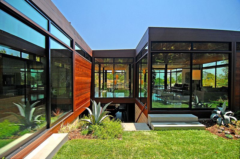 Maison préfabriquée achevée avec grandes baies vitrées - Prefabricate-Homes par Plant-Prefab - Rialto, USA © Plant Prefab