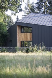 Panneaux graphite et bois façade - Casa-CWA par Beczack - Owczarnia, Pologne © Jan Karol Golebiewski