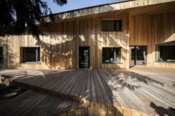 Terrasse bois et ouvertures vitrées - Casa-CWA par Beczack - Owczarnia, Pologne © Jan Karol Golebiewski