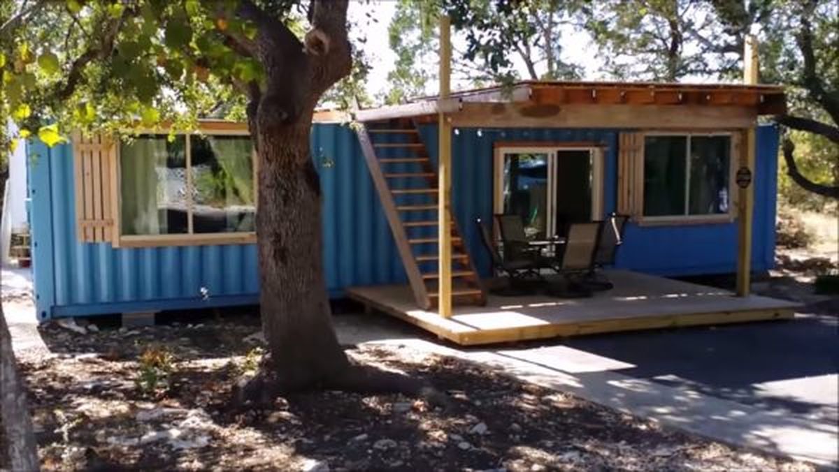 Une- Container Tiny House - Texas, USA © Danny Webber