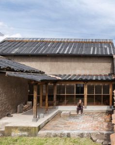 Rénovation toiture avec pneus recyclés - House-Flying-Beds par Al Borde - Equateur © JAG Studio