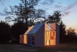 Façade illuminée - Solar-powered-cabin par IR Arquitectura - Buenos Aires, Argentine © Bujnovsky Tamas