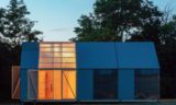 Façade principale illuminée - Solar-powered-cabin par IR Arquitectura - Buenos Aires, Argentine © Bujnovsky Tamas