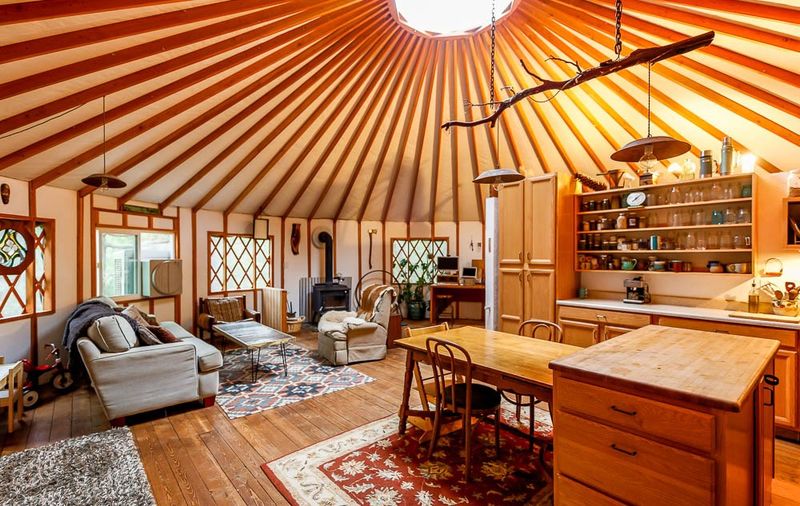 Mini salon - salle séjour et cuisine - Yurt-life par Bret-Beth - Californie, USA © Living Big