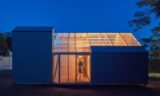 Toiture en tôles translucide - Solar-powered-cabin par IR Arquitectura - Buenos Aires, Argentine © Bujnovsky Tamas