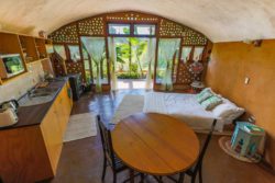 Espace cuisine-séjour-chambre - earthship-home par Martin-Zoe - Adelaide, Australie