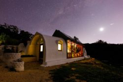 Façade principale nuit - earthship-home par Martin-Zoe - Adelaide, Australie