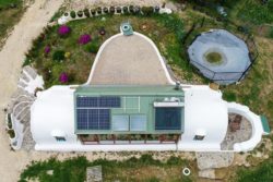 Vue aérien toiture avec panneaux solaires - earthship-home par Martin-Zoe - Adelaide, Australie