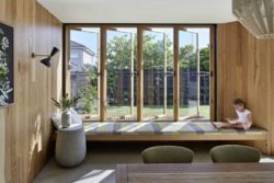 Couchette et grandes fenêtres battantes - Annexe par Bent - Australie © notapaperhouse