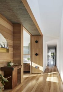 Couloir en bois et accès salle de bains - Annexe par Bent - Australie © notapaperhouse