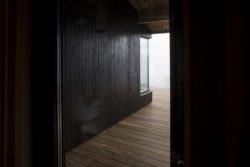 Entrée - Hooded Cabin par Arkitektværelset - Norvege © Marte Garmann