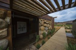 Entrée portes vitrées - House 8 par TAC Taller - Mexique, Vallee de Guadalupe © Humberto Romero