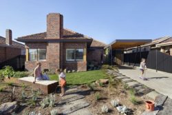 Façade jardin - Annexe par Bent - Australie © notapaperhouse