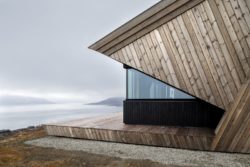 Façade labris bois et ouverture vitrée - Hooded Cabin par Arkitektværelset - Norvege © Marte Garmann